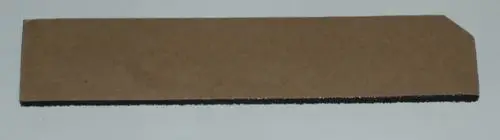 Kartonstreifen mit schwarzem Dichtungsmaterial an der Unterseite, geeignet für Anwendungen von Daikin, wie zum Beispiel für Dichtungen oder Isolierung.